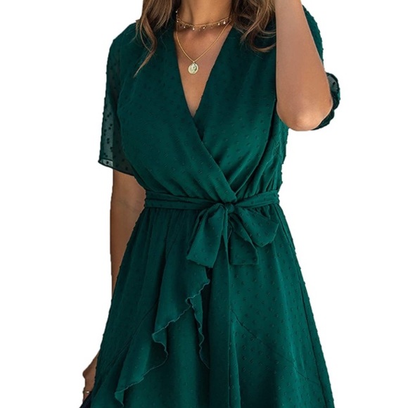 Dresses & Skirts - Gorgeous forest green “V” necked dress. Size large